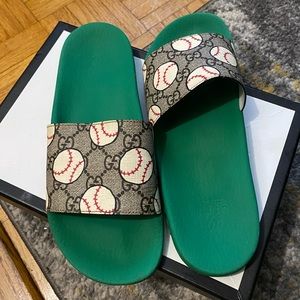 Boy size 5 Gucci slides